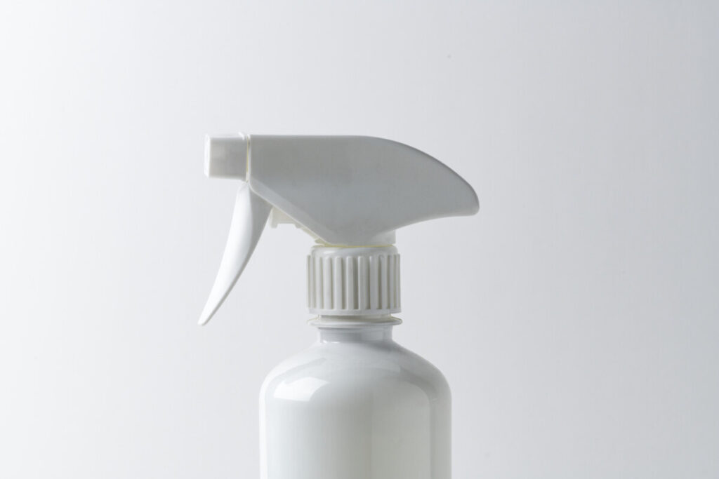 White spray bottle on a plain background 杭州美卓生物科技有限公司 | 制藥廠無(wú)菌車(chē)間消毒解決方案:物體表面消毒風(fēng)險(xiǎn)與處理措施